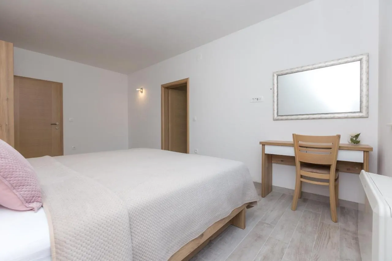 Appartement Apartmani Villa Paulo Starigrad Paklenica Kroatië