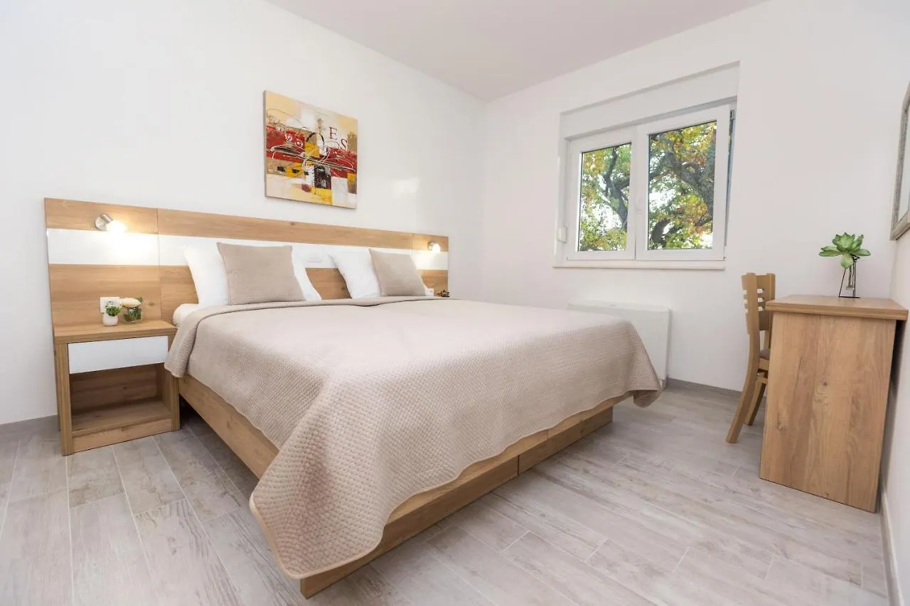 Apartmani Villa Paulo Starigrad Paklenica 0*,
