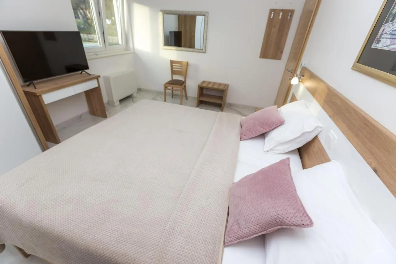 Apartmani Villa Paulo Starigrad Paklenica 0*,