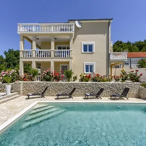Appartement Haus Lilli Mit Pool, Ražanac